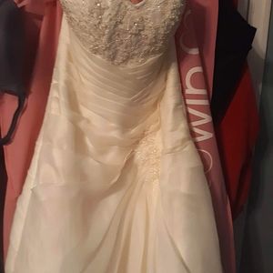 Size 10 beautiful, never worn wedding dress